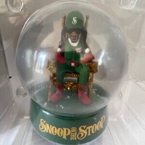 Snoop on the Stoop Sitting on a Chair Snowglobe A Hood Trad. Christmas Coll.